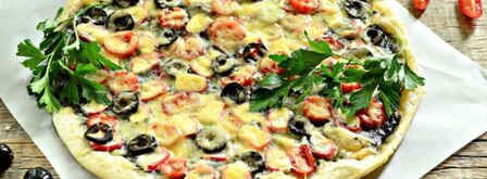 пицца с черной икрой, черри и маслинами. Шаг 3