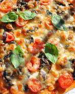 Пицца с грибами и базиликом