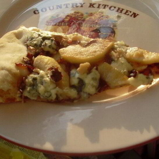 Рецепт пицца с карамелизированным луком и яблоками