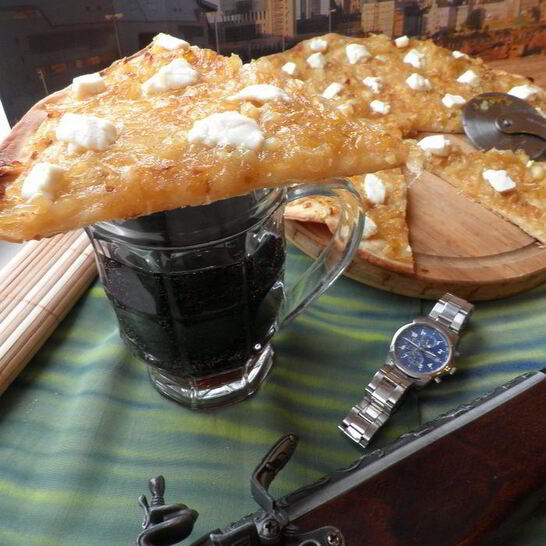 Рецепт пицца с карамелизованным луком и фетой