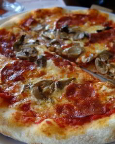 Пицца с колбасой, грибами и помидорами