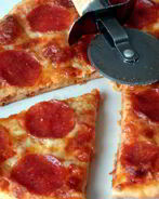 Пицца с копченой колбаской