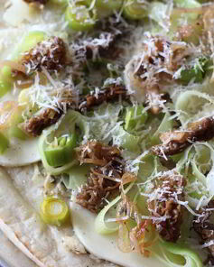 Пицца с маринованными грибами