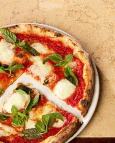 Пицца с острым сыром и листьями салата