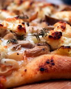 Пицца с солеными грибами