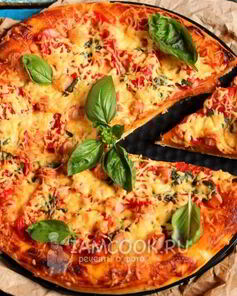 Пицца с сосисками и помидорами