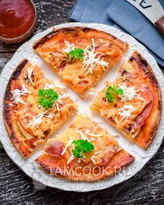 Пицца с ветчиной, сыром и помидорами