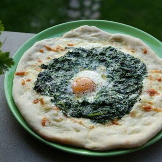 Рецепт пицца с яйцом и шпинатом