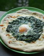 Пицца с яйцом и шпинатом