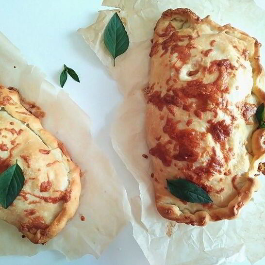 Рецепт закрытая пицца с курицей и чесноком