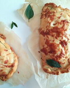 Закрытая пицца с курицей и чесноком