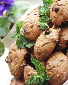 Пряники с кунжутом, изюмом и мятой