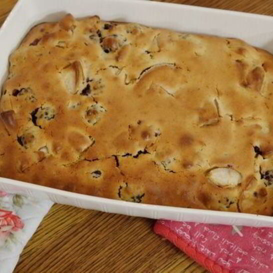 Рецепт хитрая грушевая шарлотка с ежевикой