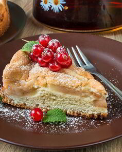 Классическая яблочная шарлотка