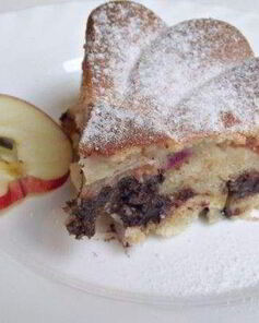 Красивая Шарлотка с яблоками