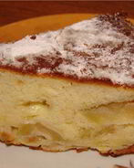 Шарлотка на йогурте с яблоками