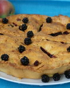 Шарлотка с ежевикой