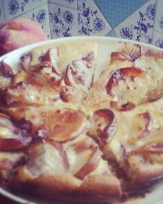 Шарлотка с инжирными персиками