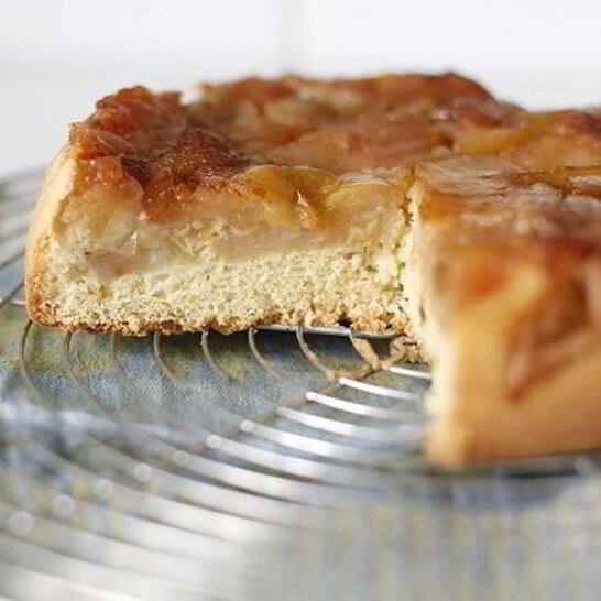 Рецепт шарлотка с карамелизированными яблоками