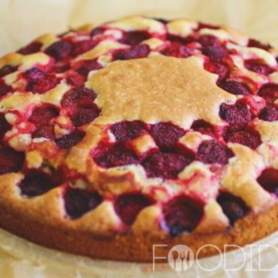 Рецепт шарлотка с клубникой