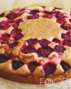 Шарлотка с клубникой