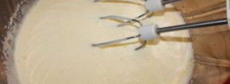 шарлотка с вишней и яблоками. Шаг 2