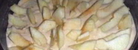 шарлотка с вишней и яблоками. Шаг 5