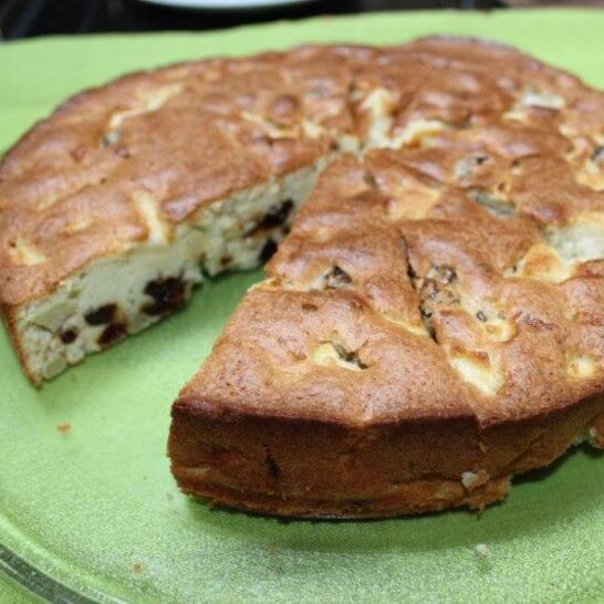 Рецепт шарлотка с яблоками и черносливом