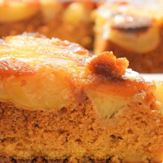 Рецепт шарлотка с яблоками и медовым бисквитом