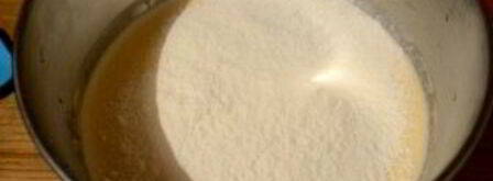 шарлотка с яблоками и медовым бисквитом. Шаг 7