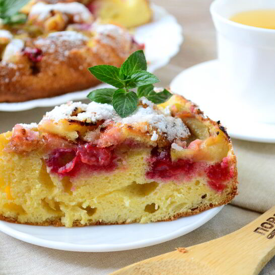 Рецепт шарлотка с яблоками и вишней