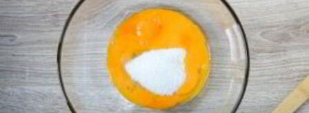 шарлотка с яблоками и вишней. Шаг 2