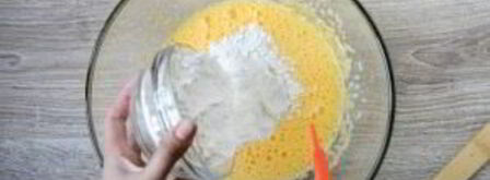 шарлотка с яблоками и вишней. Шаг 3