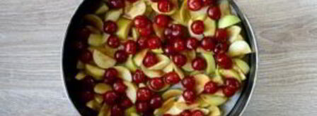 шарлотка с яблоками и вишней. Шаг 5