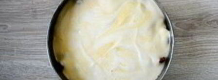 шарлотка с яблоками и вишней. Шаг 6