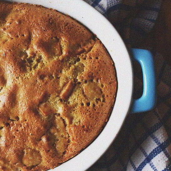 Рецепт шарлотка с яблоками, изюмом и корицей