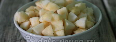 шарлотка с яблоками в мультиварке. Шаг 3