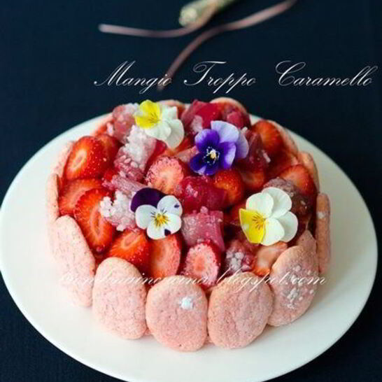 Рецепт шарлотка с запеченным ревенем, баварским фисташковым кремом и клубникой