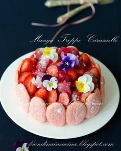 Шарлотка с запеченным ревенем, баварским фисташковым кремом и клубникой