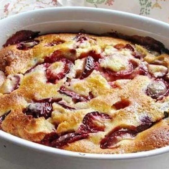 Рецепт шарлотка со сливами и коньяком