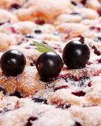 Шарлотка со смородиной