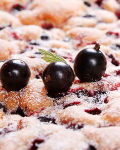 Шарлотка со смородиной