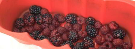 шоколадная шарлотка с ягодами. Шаг 3