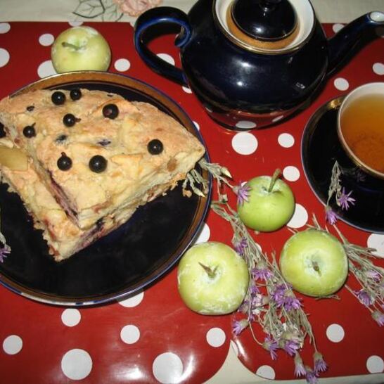 Рецепт яблочная шарлотка с черной смородиной