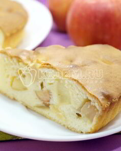 Заливная шарлотка с яблоками