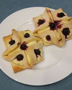 Слоеная выпечка с творожной начинкой