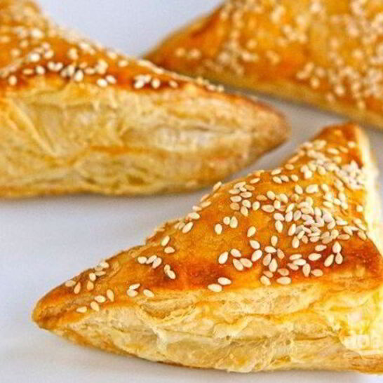 Рецепт слойки из бездрожжевого теста с сыром