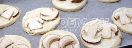 слойки с белыми грибами и овощами. Шаг 4