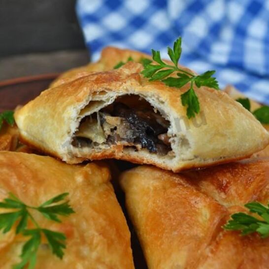 Рецепт слойки с грибами из слоеного теста