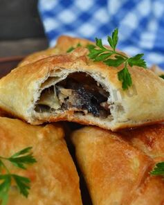 Слойки с грибами из слоеного теста